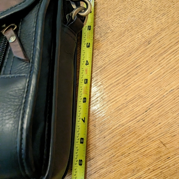 LAND Genuine Leather Cross Body handbag, organizer, lots of pockets - Picture 13 of 14